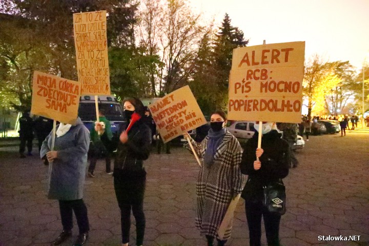 O godzinie 17:00 przed Sądem Rejonowym w Stalowej Woli rozpoczął strajk kobiet pod hasłem To jest wojna.
