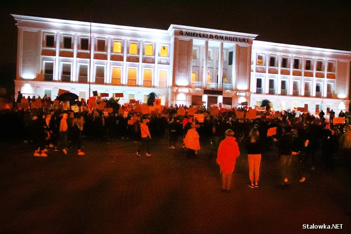 O godzinie 17:00 przed Sądem Rejonowym w Stalowej Woli rozpoczął strajk kobiet pod hasłem To jest wojna.