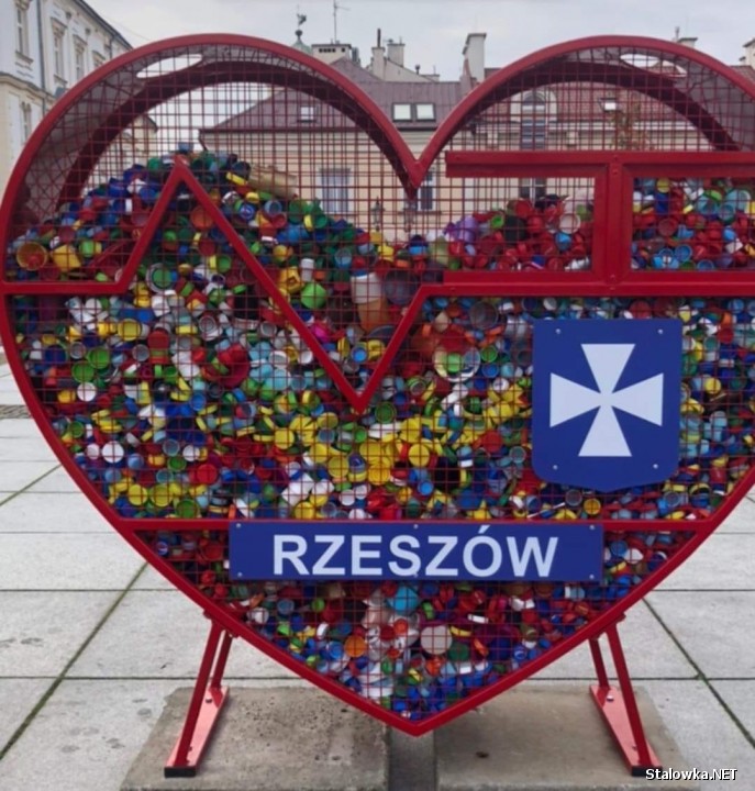 Wzorem Rzeszowa na ulicach Stalowej Woli mają szansę pojawić się pojemniki na plastikowe nakrętki, w kształcie serca.
