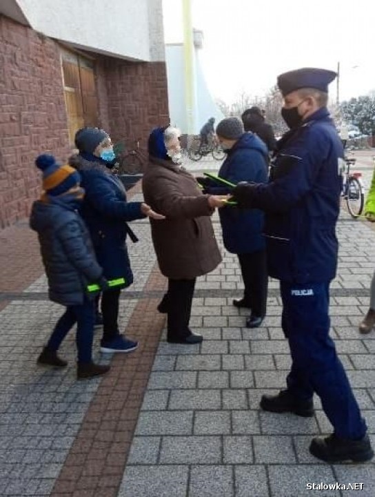 Wczoraj policjanci z Zespołu Profilaktyki Społecznej, Nieletnich i Patologii ze stalowowolskiej komendy rozdawali elementy odblaskowe mieszkańcom gminy Bojanów.