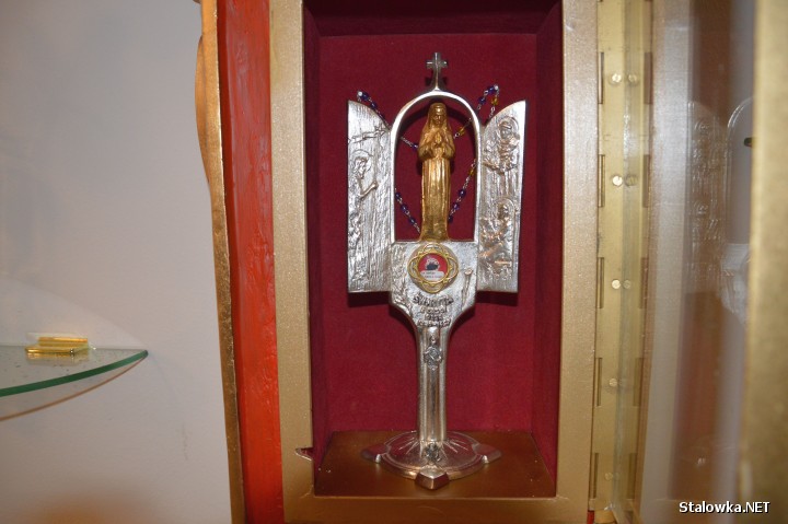 Relikwiarz umieszczono u stóp figury świętej, której wierni powierzają sprawy beznadziejne.