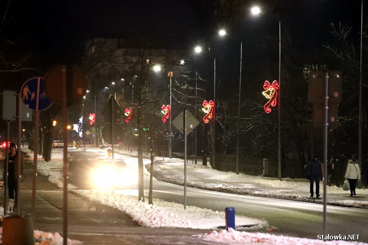 Ponad trzy lata temu za prawie 10 milionów złotych wyremontowano ulicę Poniatowskiego w Stalowej Woli. Pomimo tak kompleksowej przebudowy, pojawiają się uwagi co do jej oświetlenia.