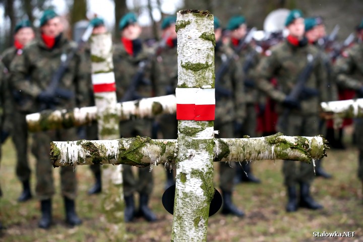 Członkowie Fundacji zwracają uwagę, że na cmentarzu wojennym pochowano przeszło 1000 żołnierzy wielu narodowości, w tym Polaków. Dzięki współpracy z historykami udało się zidentyfikować 800 z nich.