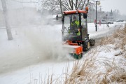W walce z zimą Miejski Zakład Komunalny wspomagają dwa pojazdy wielozadaniowe, które używane mogą być jako kosiarka lub odśnieżarka.