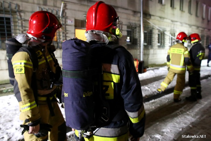 W bloku przy ulicy 1-go Sierpnia 11 w Stalowej Woli doszło do pożaru w jednopokojowym mieszkaniu.