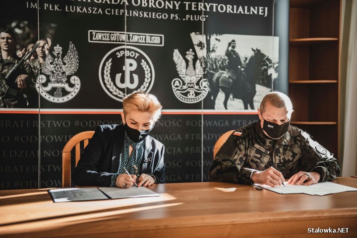 Dyrektor Agata Krzek oraz Dowódca 3. Podkarpackiej Brygady Obrony Terytorialnej płk Dariusz Słota, podpisali porozumienie w sprawie współpracy.
