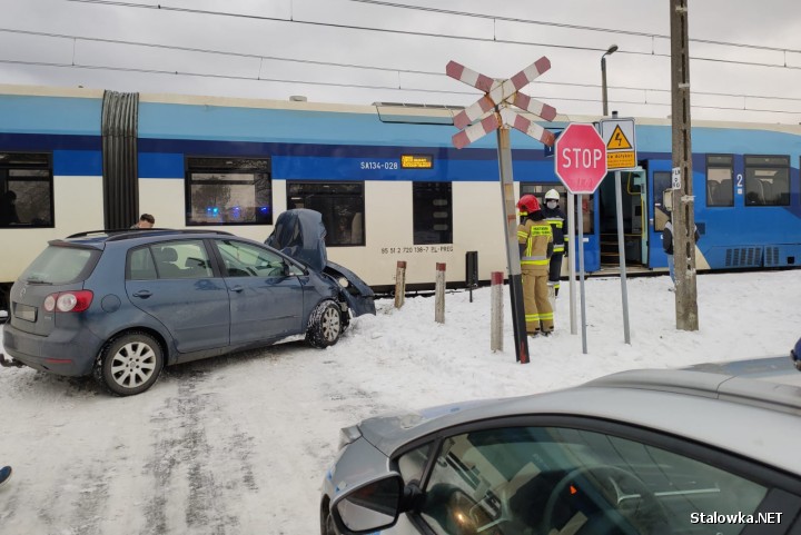 W miejscowości Turbia (gmina Zaleszany) doszło do wypadku drogowo-kolejowego z udziałem szynobusa i samochodu osobowego.