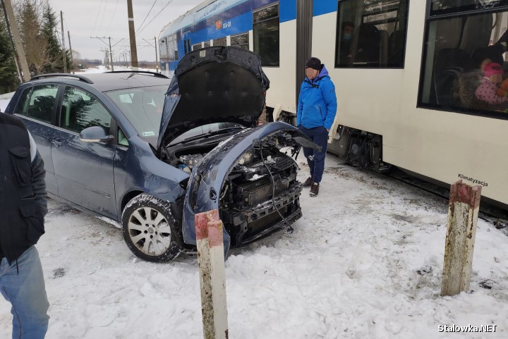 W miejscowości Turbia (gmina Zaleszany) doszło do wypadku drogowo-kolejowego z udziałem szynobusa i samochodu osobowego.