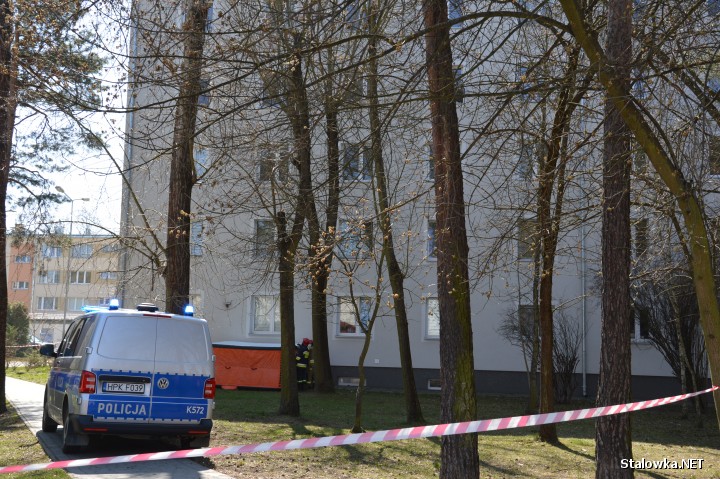 Szesnastoletni chłopak próbował popełnić samobójstwo, grożąc skokiem z czwartego piętra bloku przy skrzyżowaniu ulic Ofiar Katynia i Popiełuszki w Stalowej Woli.