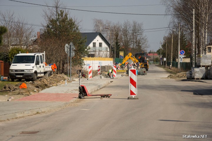 Dobiega końca budowa chodnika na ulicy Krętej w gminie Pysznica (powiat stalowowolski). Zdaniem władz inwestycja ma poprawić komfort mieszkańców.