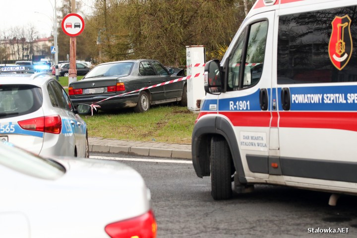 Na ulicy gen. Leopolda Okulickiego w Stalowej Woli doszło do wypadku drogowego, w którym samochód osobowy wjechał w drzewo.