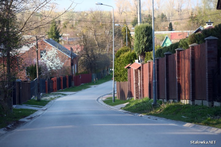 Ulica Podgórna w Stalowej Woli. Mieszkańcy od lat skarżą się na brak chodnika i ścieżki rowerowej.