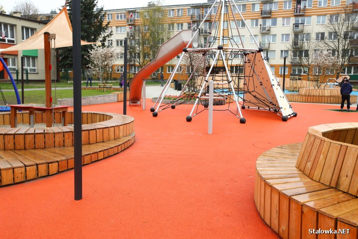 1 maja oficjalnie oddano do użytku plac zabaw zlokalizowany przy Alejach Jana Pawła II 6 w Stalowej Woli.