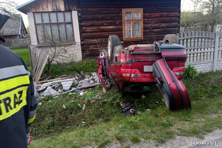 W miejscowości Pietropole doszło do wypadku. Auto dachowało, uszkadzając ogrodzenie.