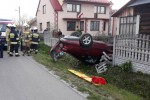 W miejscowości Pietropole doszło do wypadku. Auto dachowało, uszkadzając ogrodzenie.