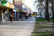 Jeszcze w maju na ulicy Poniatowskiego w Stalowej Woli przed pasażem handlowym mają się pojawić kosze na śmieci oraz stojaki na rowery.