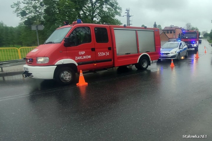W Zdziechowicach Drugich (gmina Zaklików) doszło do poważnego wypadku drogowego, w którym samochód osobowy zderzył się z ciężarówką.