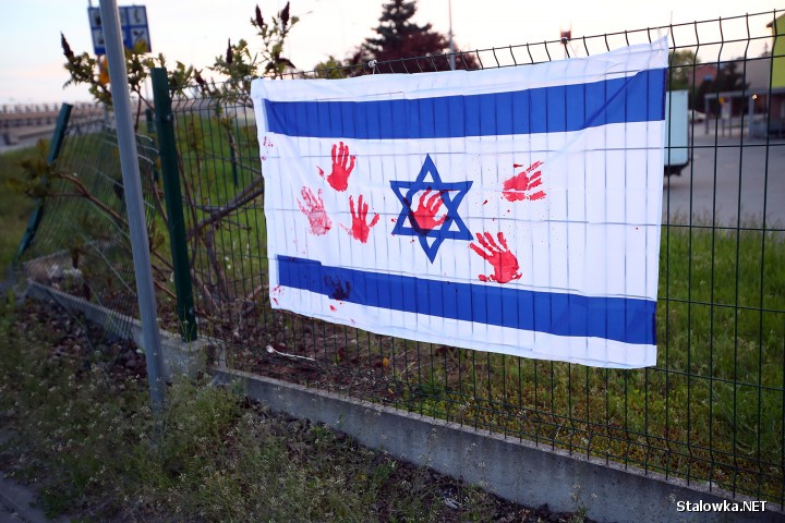 Na terenie Stalowej Woli w różnych lokalizacjach pojawiły się flagi Izraela, z odbitymi na czerwono dłońmi.