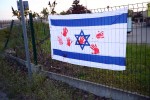 Na terenie Stalowej Woli w różnych lokalizacjach pojawiły się flagi Izraela, z odbitymi na czerwono dłońmi.