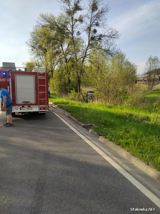 W miejscowości Zdziechowice (gmina Zaklików) doszło do wypadku drogowego, w którym samochód osobowy zjechał z drogi po czym wjechał w drzewo.