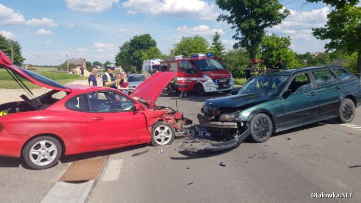 W miejscowości Zdziechowice Drugie (gmina Zaklików) doszło do czołowego zderzenia dwóch samochodów osobowych.