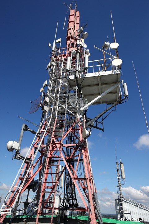 Wieża telewizyjna stacji retransmisyjnej na dachu XIII-kondygnacyjnego biurowca Mostostal w Stalowej Woli, na której były zamontowane anteny straży pożarnej, pokrywające cały powiat.