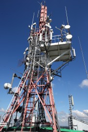 Wieża telewizyjna stacji retransmisyjnej na dachu XIII-kondygnacyjnego biurowca Mostostal w Stalowej Woli, na której były zamontowane anteny straży pożarnej, pokrywające cały powiat.