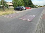 Osoby mieszkające na ulicy Grunwaldzkiej w Stalowej Woli zwracają uwagę na niebezpieczne sytuacje jakie mają tam miejsce z udziałem pieszych, zwłaszcza dzieci i młodzieży wychodzących z boiska Orlik przy Zespole Szkół nr 3.