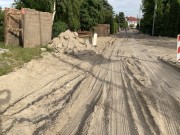 Obecnie ulica Krzywa jest remontowana. Kilku mieszkańców zwróciło się do Urzędu Miasta aby rozważyć możliwość zmiany organizacji ruchu na ulicę jednokierunkową.