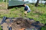 Doktor Tomasz Włodarczyk przy kopcu z mrówkami, który ma być przeniesione.