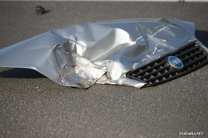 Na skrzyżowaniu przy rzeźbie Patriota w Stalowej Woli doszło do wypadku drogowego z udziałem straży pożarnej jadącej na sygnale. 