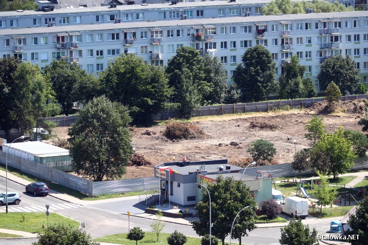 Na terenie pomiędzy blokami ul. Poniatowskiego 37 a Al. Jana Pawła II 24 w Stalowej Woli trwa przygotowanie placu budowy pod żłobko-przedszkole z basenem.