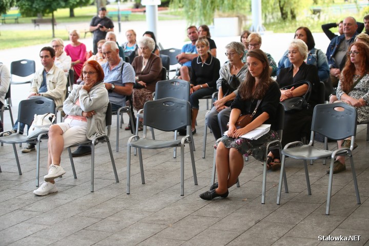 Z inicjatywy mieszkańców Stalowej Woli odbyło się na placu Piłsudskiego przed Miejskim Domem Kultury spotkanie w sprawie rewitalizacji planowanego rewitalizacji tego miejsca.