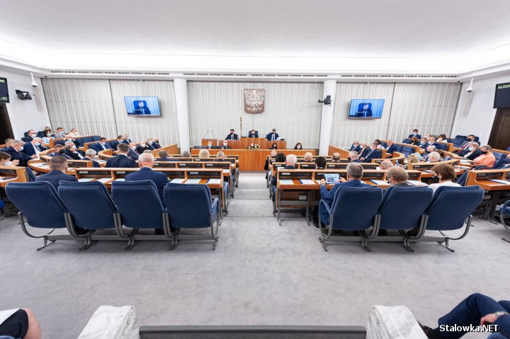 W Senacie odbyła się debata nad ustawą o szczególnych rozwiązaniach związanych ze specjalnym przeznaczeniem gruntów leśnych, na mocy której w Stalowej Woli pod inwestycje miałoby zostać uwolnionych 1000 hektarów gruntów leśnych, z kolei w Jaworznie - 200.