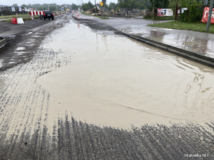 Po intensywnych opadach deszczu na ulicy Przemysłowej w Stalowej Woli tworzy się ogromna kałuża. Kilka dni temu usunięto tam spory kawałek asfaltu.