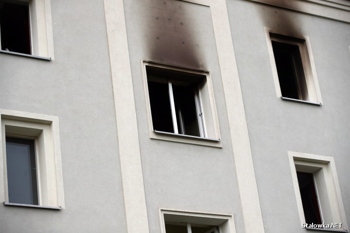 Na ulicy Dmowskiego w Stalowej Woli doszło do pożaru mieszkania. Lokal spalił się doszczętnie.