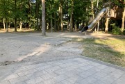 Urwane chodniki w parku miejskim. Mieszkańcy pytają o ich dokończenie.