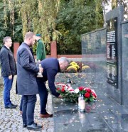 W Stalowej Woli trwają uroczystości upamiętniające 78 rocznicę niemieckich egzekucji na rozwadowskich Dołach i charzewickiej Maźnicy.