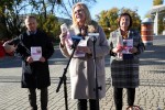 Różowy październik nazywany jest miesiącem świadomości raka piersi, to właśnie z tej okazji europosłanka Elżbieta Łukacijewska (Platforma Obywatelska) wraz z radnymi miejskimi ze Stalowowolskiego Porozumienia Samorządowego, zorganizowała akcję promującą profilaktykę.