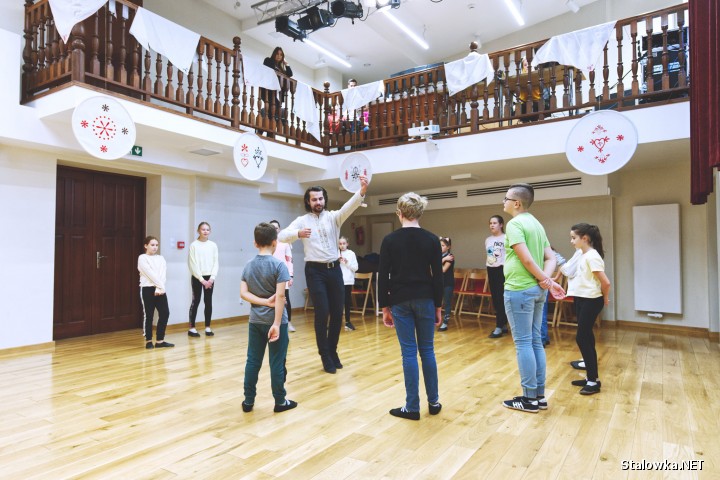 Prawie 60 uczestników wzięło udział w warsztatach tańca tradycyjnego, które odbyły się w miniony weekend w Rozwadowskim Domu Kultury Sokół.