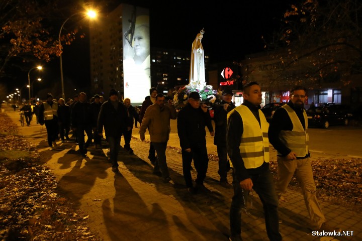 6 listopada ulicami Stalowej Woli przeszła procesja z figurą Matki Bożej. Udział w niej wzięło ponad 100 mężczyzn.