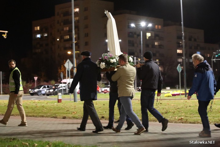 6 listopada ulicami Stalowej Woli przeszła procesja z figurą Matki Bożej. Udział w niej wzięło ponad 100 mężczyzn.