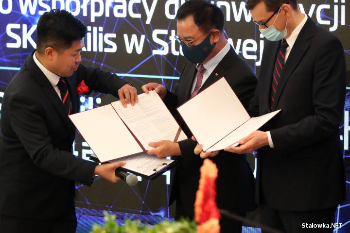 Uroczystość wręczenia decyzji o lokalizacji w Stalowej Woli dla koreańskiego inwestora SK Nexilis.