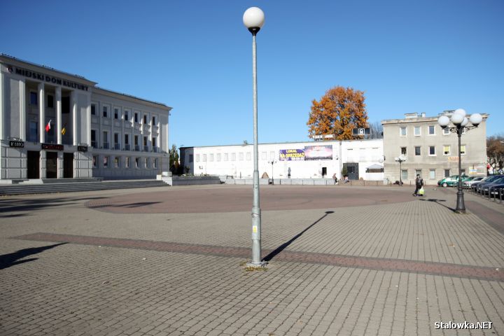 Nowa latarnia na placu Piłsudskiego nie pasuje do już tych zamontowanych.