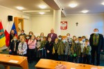 Urząd Miasta w Stalowej Woli odwiedziły dzieci z Gromady Zuchowej Hakuna Matata działającej przy Społecznej Szkole Podstawowej nr 1.