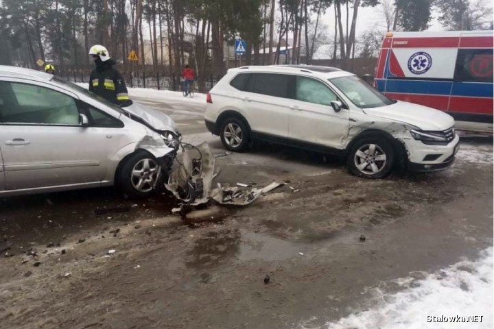 W miejscowości Pysznica doszło do zdarzenia drogowego, w którym zderzyły się dwa pojazdy.