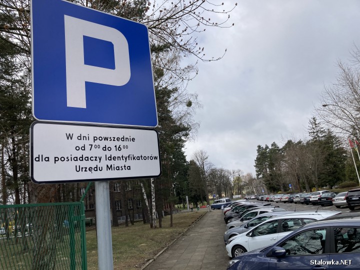 Parking przed budynkiem Urzędu Miasta w Stalowej Wola dla posiadaczy Identyfikatorów (kart parkingowych).