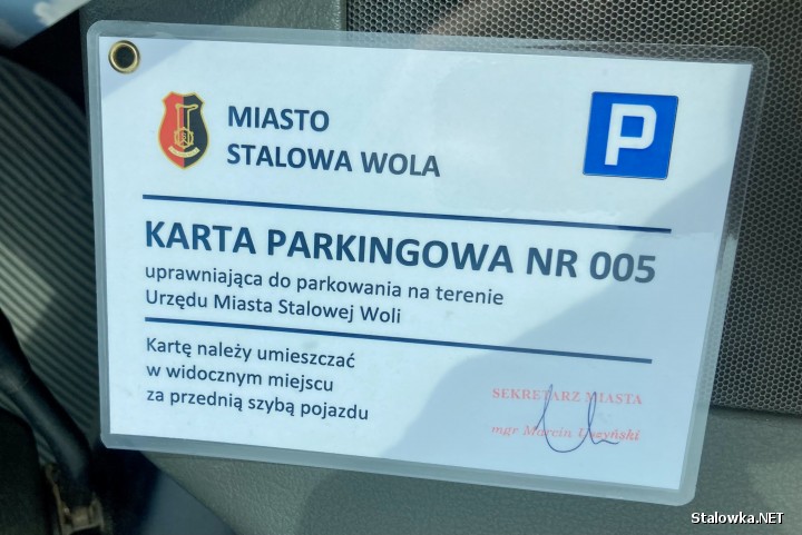 Karta parkingowa, uprawniająca do parkowania na terenie Urzędu Miasta w Stalowej Woli.