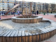 Nie minął jeszcze rok od oddania do użytku placu zabaw na osiedlu Pławo, funkcjonującym pod nazwą Podwórko dla Pława a zaczyna on popadać w ruinę.
