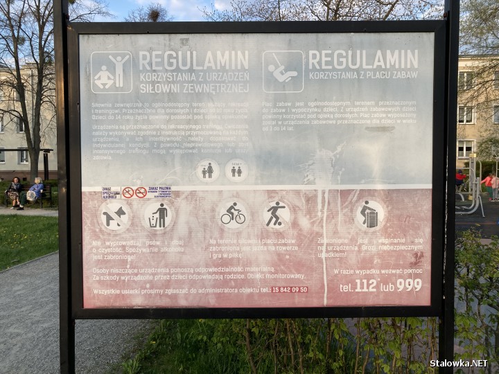 Wyblakła tablica informacyjna w Park24 w Stalowej Woli.